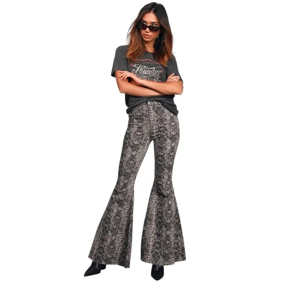 We The Free Just Float On High Rise Flare Jeans Snake Print Sz 28 Like New - Picture 4 of 10